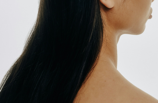 ¿Por qué me pica la cabeza y se me cae el pelo? Un viaje hacia la salud capilar
