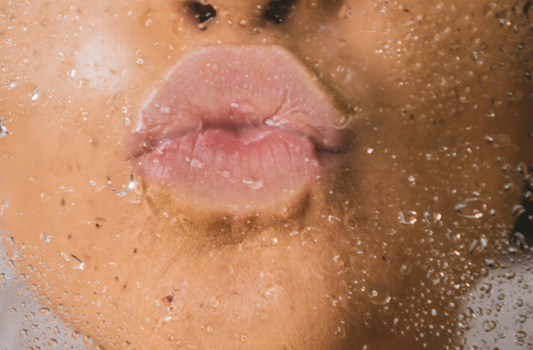 Labios secos o agrietados: sus causas, diferencias y como evitarlo