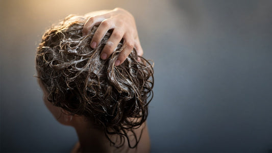 Cuero cabelludo y cabello húmedo con espuma suave de champú sólido
